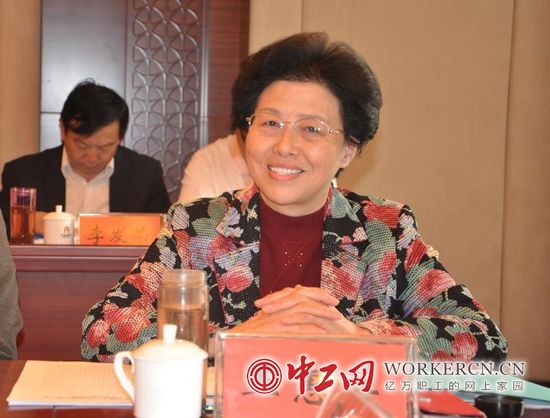 中国工会十六大各代表团学习讨论现场气氛热烈