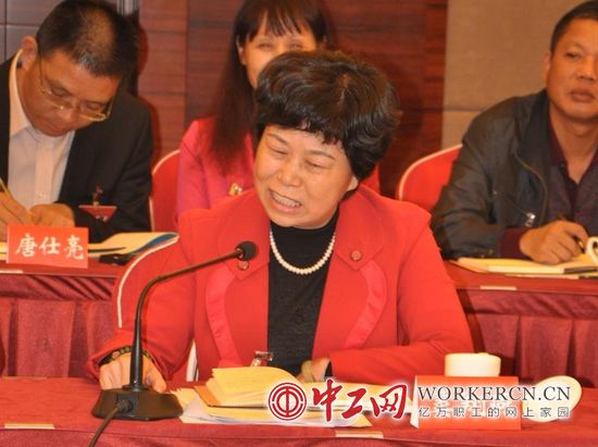 中国工会十六大各代表团学习讨论现场气氛热烈