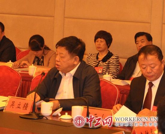 中国工会十六大各代表团学习讨论现场气氛热烈