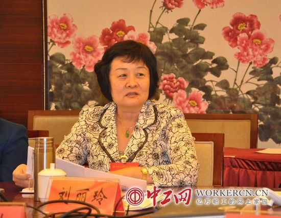 中国工会十六大各代表团学习讨论现场气氛热烈