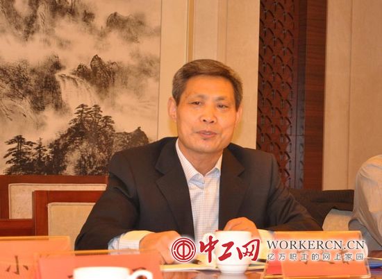 中国工会十六大各代表团学习讨论现场气氛热烈