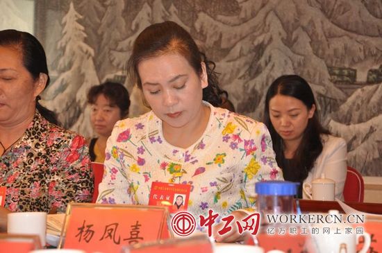 中国工会十六大各代表团学习讨论现场气氛热烈