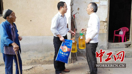 江西信丰县总工会组织走访慰问贫困户(图)-中工