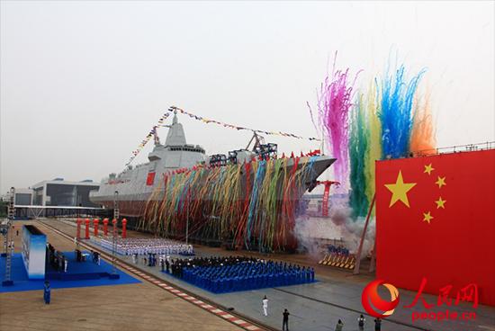 6月28日上午，海军新型万吨级驱逐舰首舰举行下水仪式。