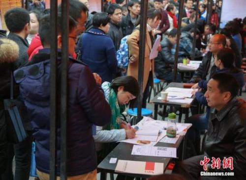 资料图：在武汉市纳杰人才市场招聘会上，挤满了前来应聘的求职者。<a target='_blank' href='http://www.chinanews.com/'></table>中新社</a>记者 张畅 摄