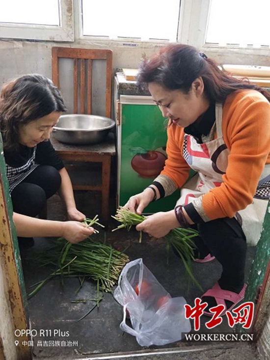 昌吉市总工会干部融入群众开展结亲周活动