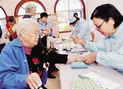 上海“医养结合”新模式：把医疗康复搬进养老院