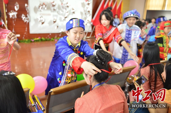 南宁天桃实验学校小学生牵手东南亚留学生举行