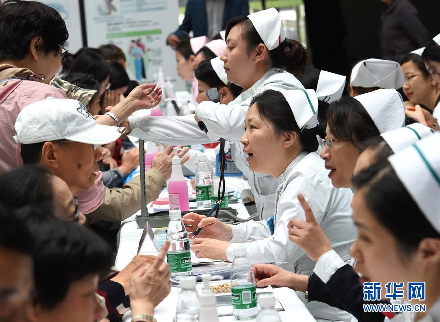 （社会）（1）南京：护理义诊迎接护士节