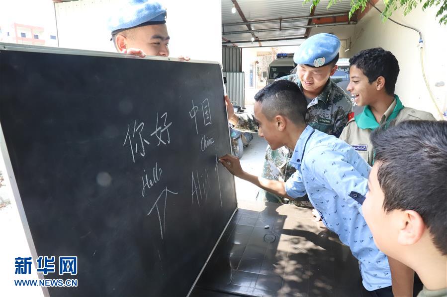 （国际·图文互动）中国赴黎官兵与驻地儿童共庆“六一”国际儿童节
