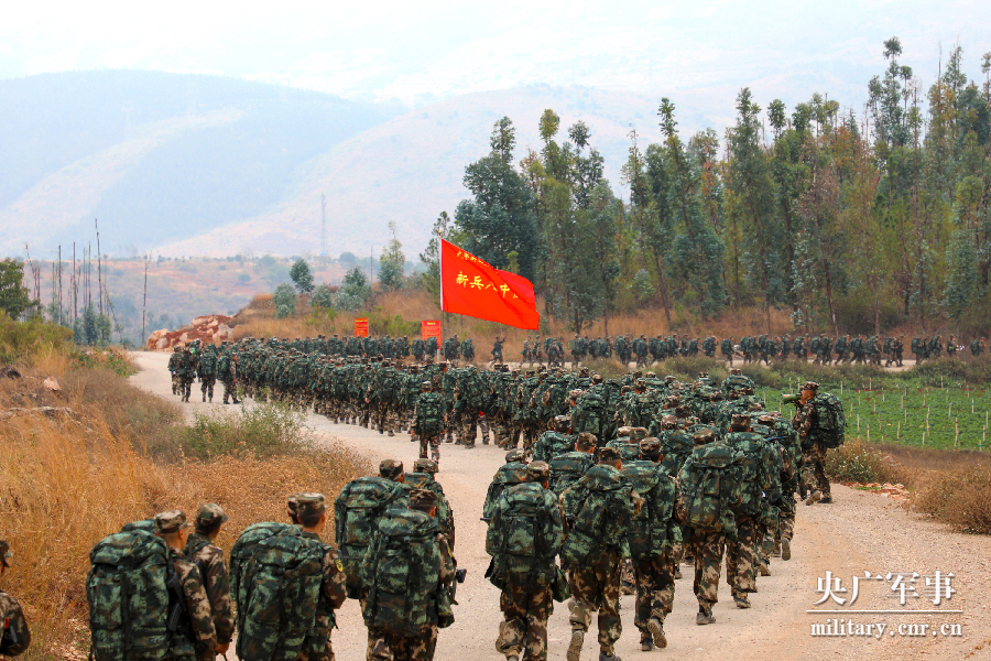 燃爆直击新兵们的第一次野营拉练