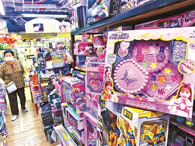 “藏”在玩具盒里卖 儿童化妆品市场鱼龙混杂