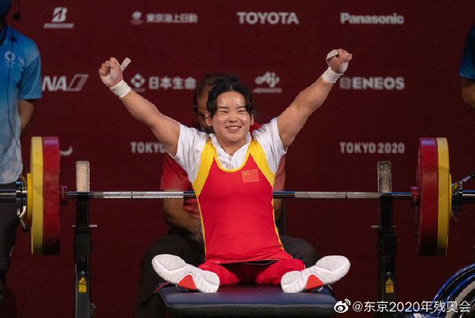 中国郭玲玲获得力量举重女子41公斤级冠军 并打破赛会纪录和世界纪录