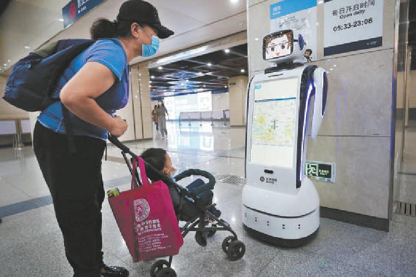 北京：地铁智能服务机器人上岗 可问询可带路