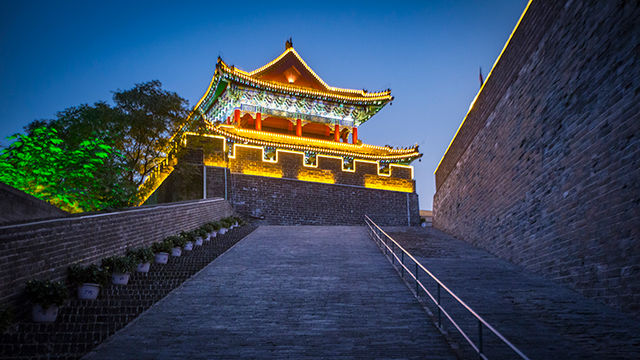 【母亲河畔的中国】夜游开封古城墙，看文物如何“动”起来！