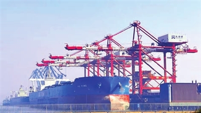 长327米宽55米！天津港接卸开港以来最大铝矾土船舶