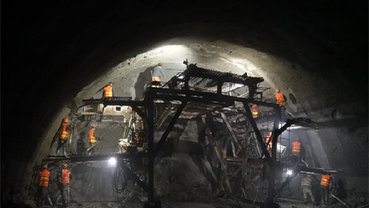 经过837天的艰苦奋战 中兰铁路香山隧道3号至4号斜井正洞2385米顺利洞通