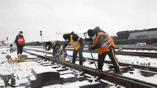 哈尔滨铁路十余万铁路职工坚守岗位 连续40小时奋战除雪一线