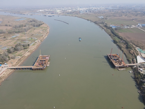 11月15日 淮河最大跨度斜拉桥主墩首桩开钻 