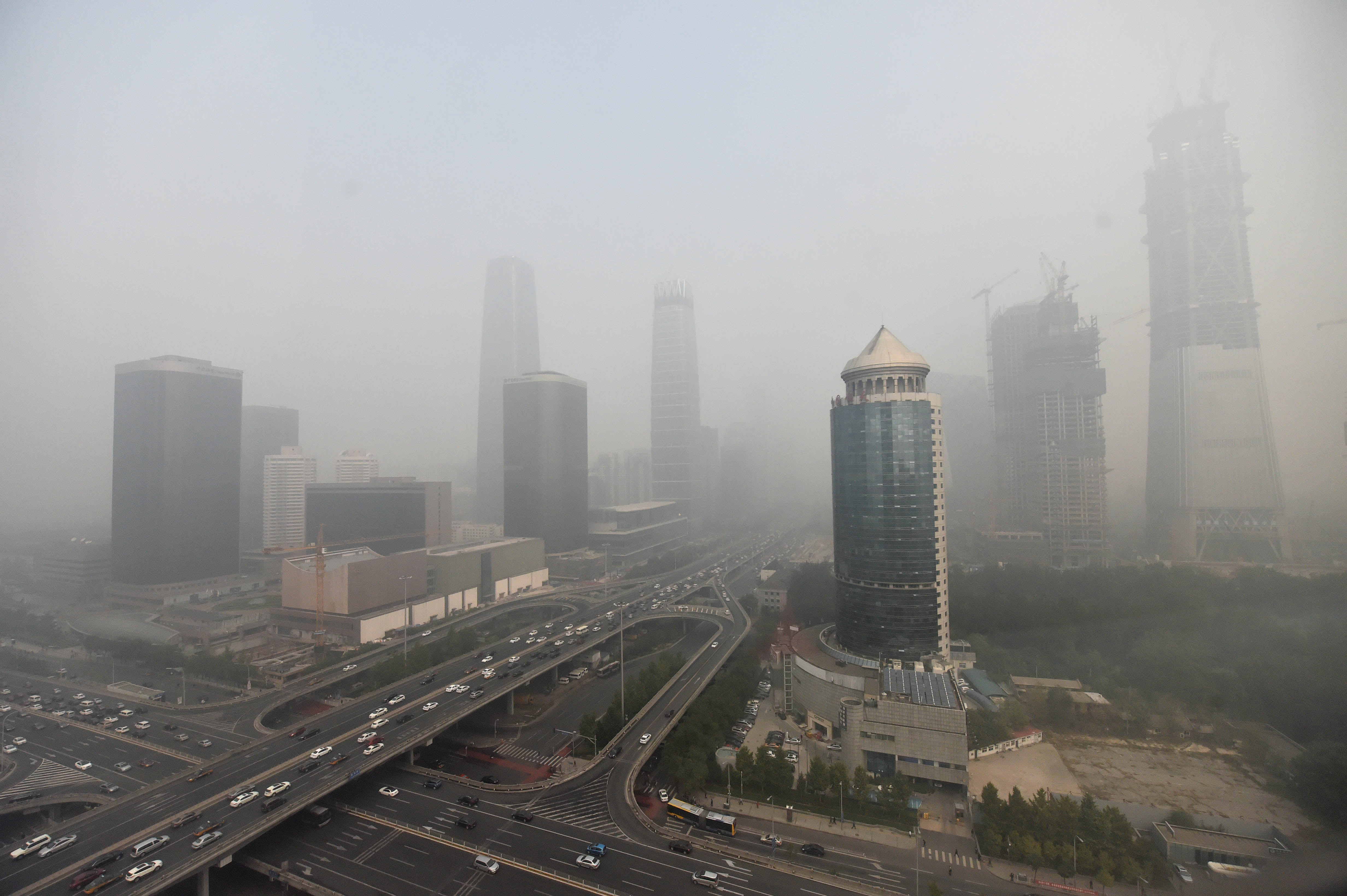 因受大霧天氣影響北京有多條高速公路正在采取封閉措施