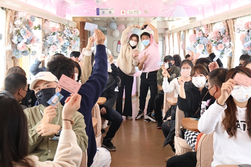 “西铁良缘”幸福列车开启浪漫之旅 单身职工为爱告白