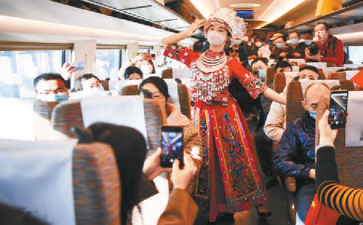 “湘西最美高铁”的张吉怀高铁开通运营 结束湖南湘西土家族苗族不通高铁的历史