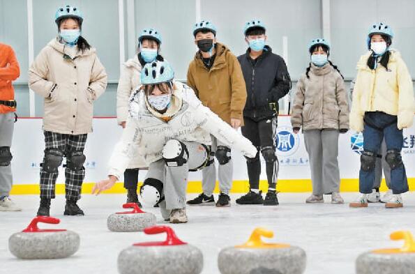 6所高校1000余人参加 海淀学院路街道举办趣味冰雪体验活动