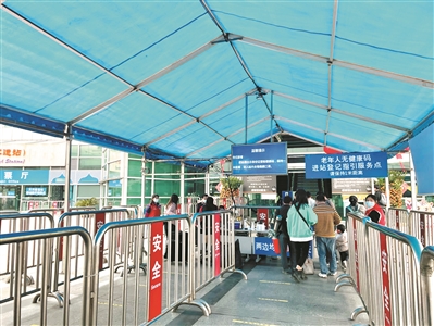 广州汽车站客流增加    5G智能机器人提供服务