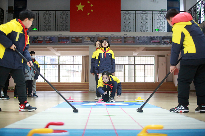 2022年2月17日，江苏省扬州市育才小学开展“奥运精神伴成长 我们一起向未来”开学第一课活动。这是学生们在体验旱地冰壶运动。