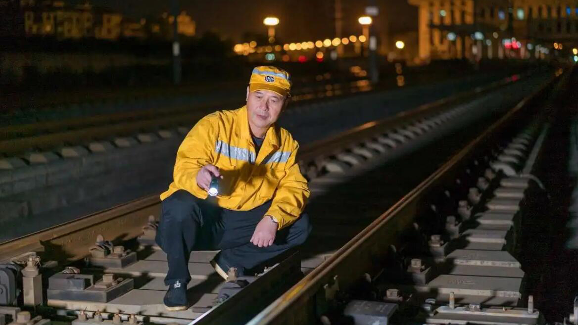 【听劳模说】全国劳模冯明：37年跑遍2500多组道岔 参建20条高铁