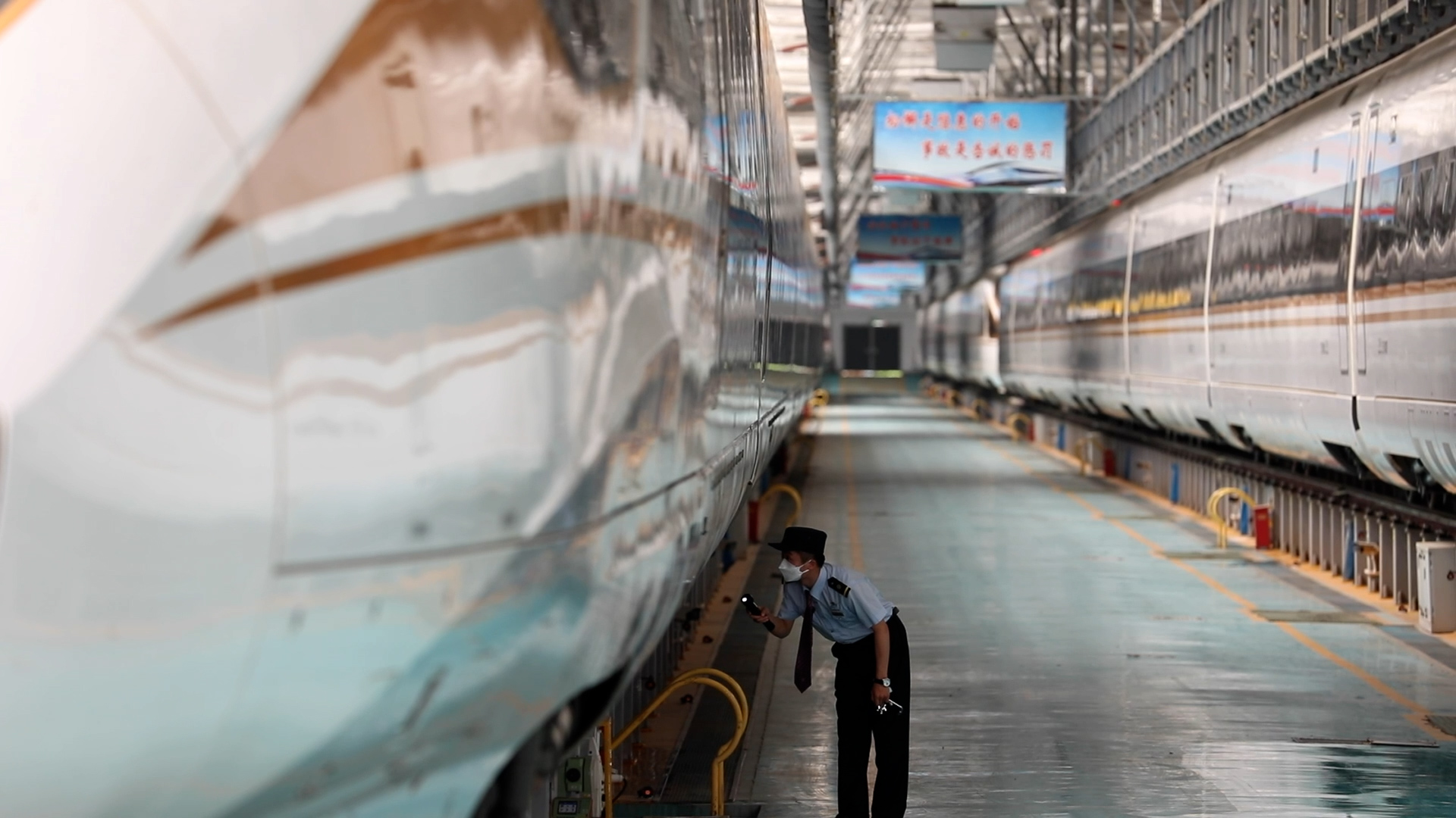 【2022·劳动创造幸福】“95后”为京张高铁首发列车和冬奥列车安全保驾护航！