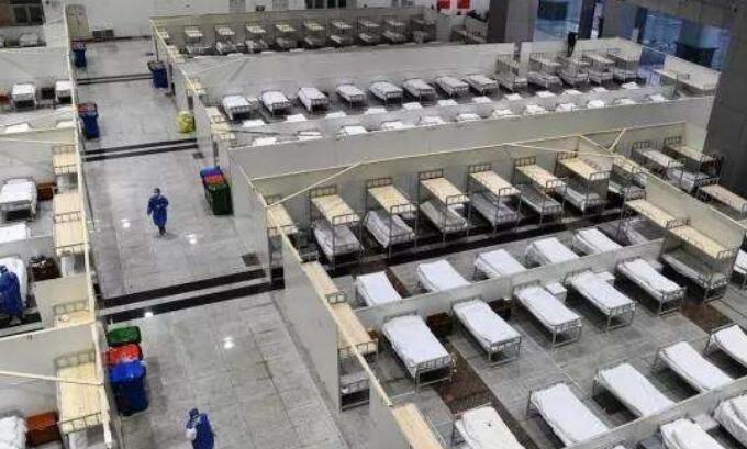 内蒙古二连浩特：封控区增至82个 启动运行第二座方舱医院