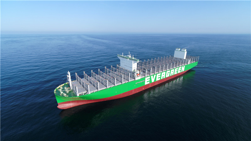 全球最大24000箱超大型集装箱船在沪交付。张黎摄