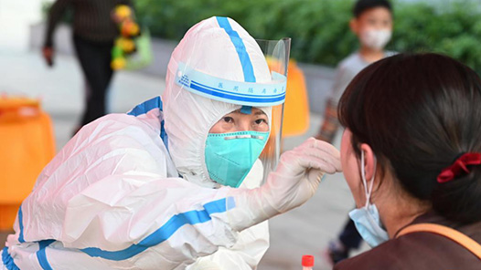 北京东城区卫健委工会为防疫人员“送清凉”