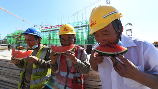 北京市总工会开展清凉送给首都建设者活动