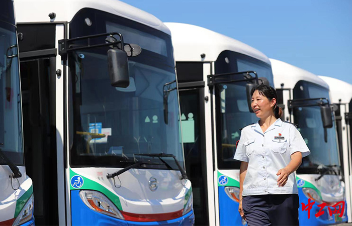 公交女驾驶员进行车辆检查  青岛城运控股公交集团李沧巴士公司提供