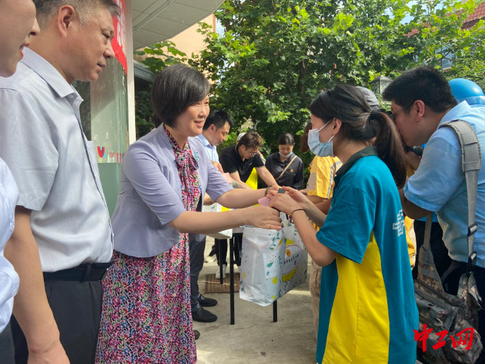 青岛市总工会党组成员、副主席李丽为户外劳动者送清凉慰问品。王子枫 摄