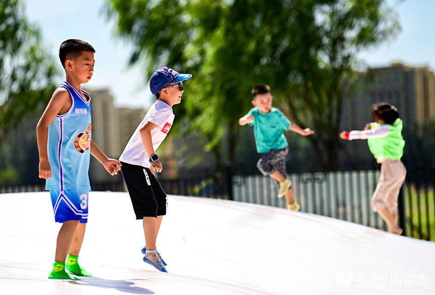 8月10日，小朋友在科尔沁右翼前旗科尔沁镇城中草原儿童游乐场玩耍。王正摄