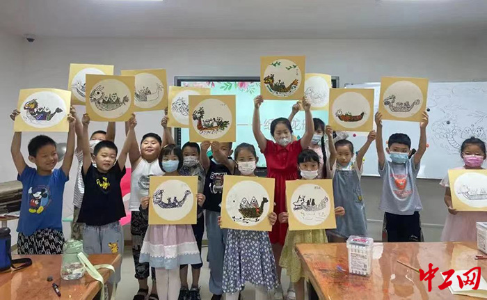 1、托管班里，孩子们展示自己的作品。济南市总工会供图