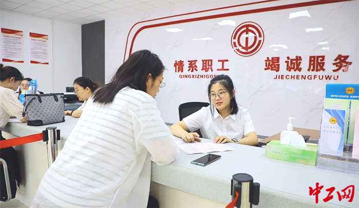 1、潍城区职工服务中心接待职工咨询。潍城区总工会供图