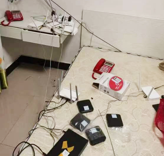 湖北移动协助公安机关查获黄冈市电信网络诈骗窝点 现场缴获作案设备若干.jpg