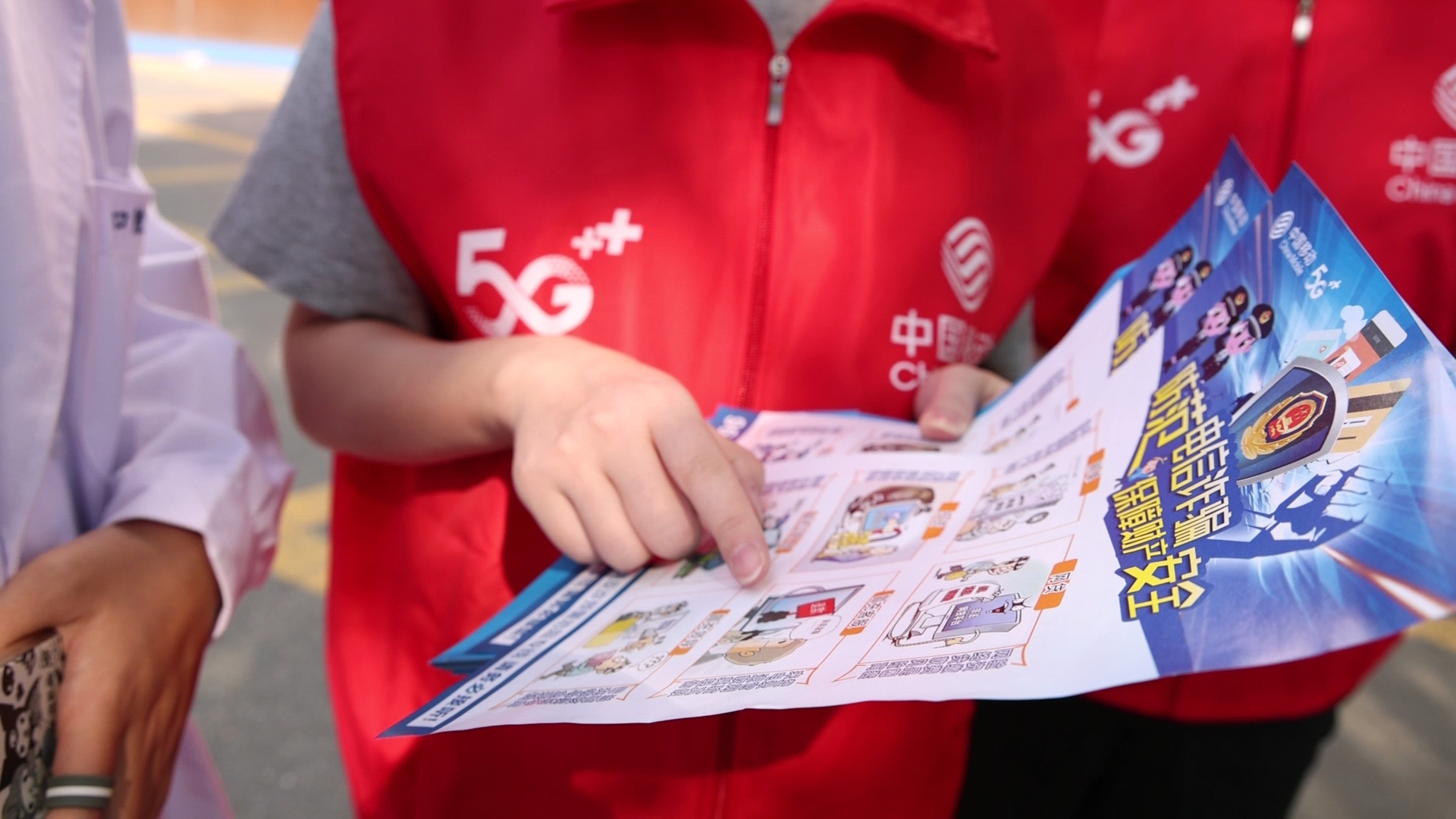 湖北移动在校园周边开展反诈宣传 为高校学生普及防骗知识.jpg