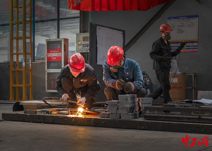 9月19日，兖州区一家企业的生产车间。图为职工在进行焊接操作。山东省工运研究中心供图