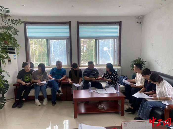 9月16日，济南市总工会集体协商指导员到企业进行集体合同签订指导和协商。历下区总工会供图