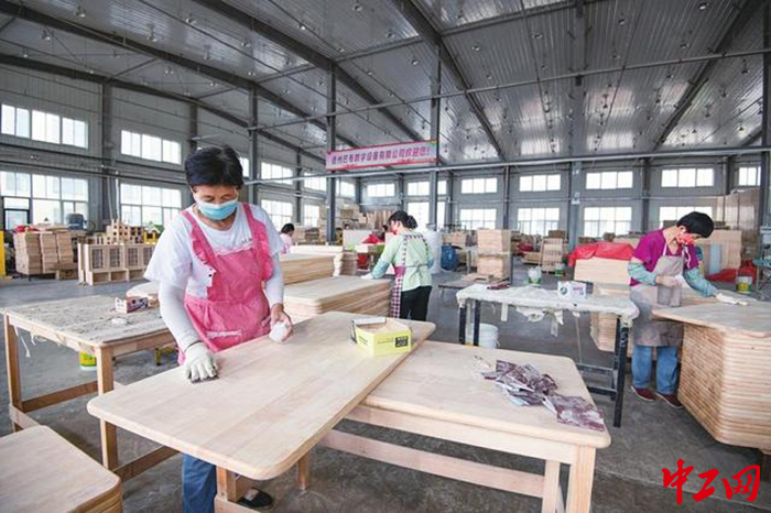 9月19日，在宁津县杜集镇家具绿动能产业园内，农民工正在忙碌着。杜集镇人民政府供图