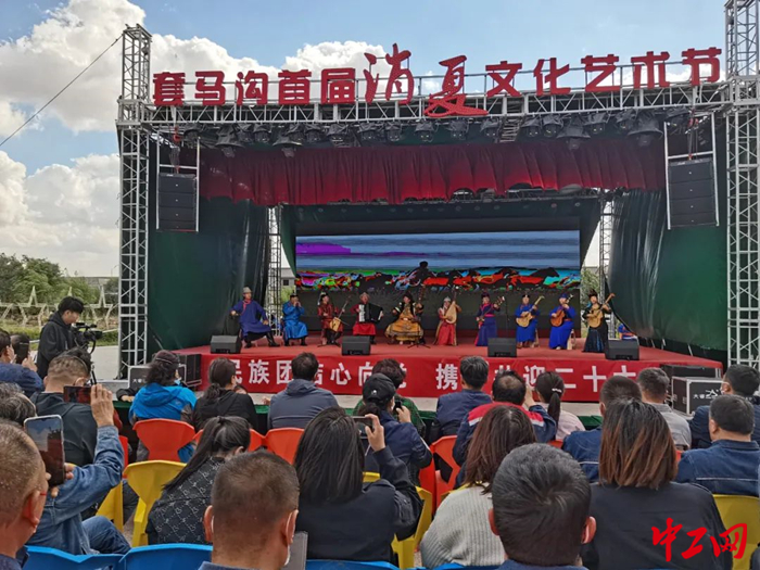 9月21日，达茂联合旗总工会等单位开展送文化进企业进乡村文艺活动，图为演出现场。 张学华 摄