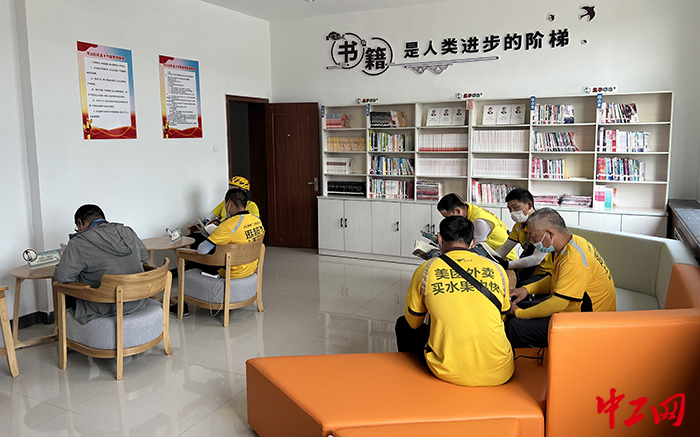 9月27日，快递小哥在邹城市总工会打造的龙山社区共享职工之家休息看书。邹城市总工会供图