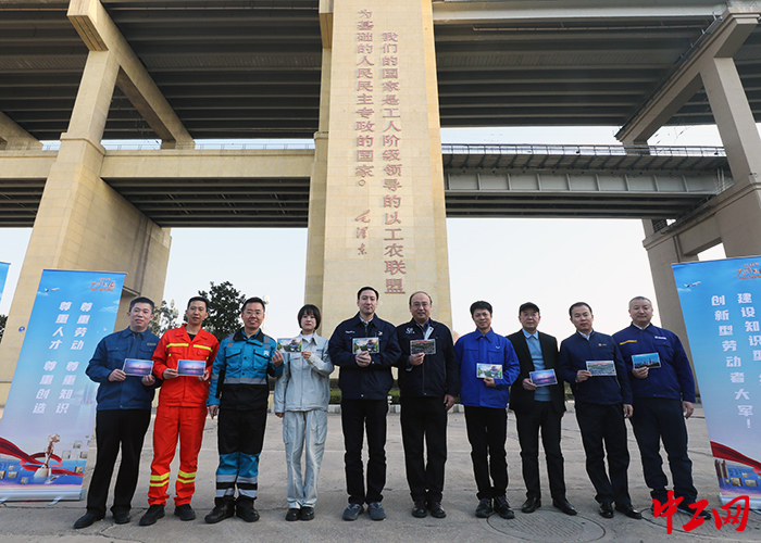 2022年大国工匠年度人物在南京大桥合影 中工网记者王鑫摄