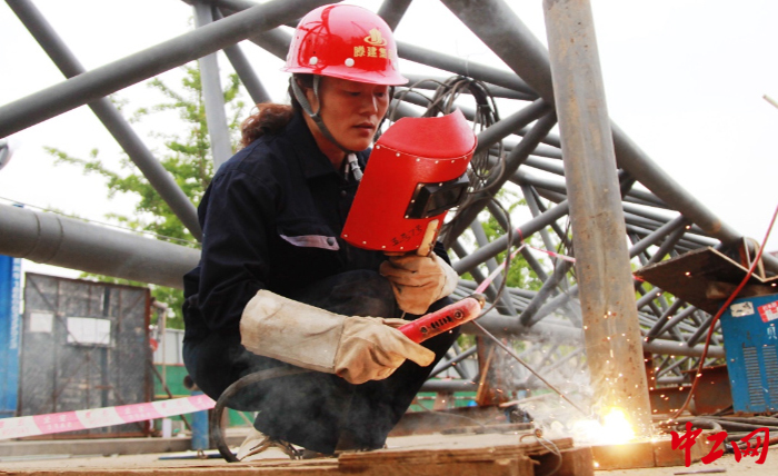 日前，吴敏在焊接工作中。枣庄市总工会供图