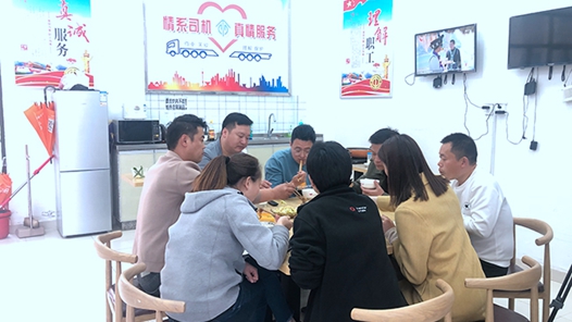河南省总工会蹲点工作组深入企业 给货车司机“家”的归属